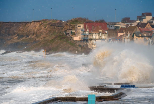 большой шторм на севере франции - lighthouse storm sea panoramic стоковые фото и изображения