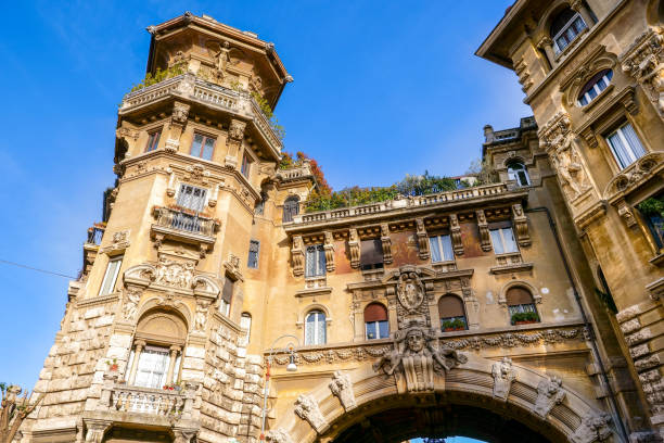 la facciata soleggiata di un edificio molto creativo nel quartiere coppedè a roma - balcony rome window ornate foto e immagini stock