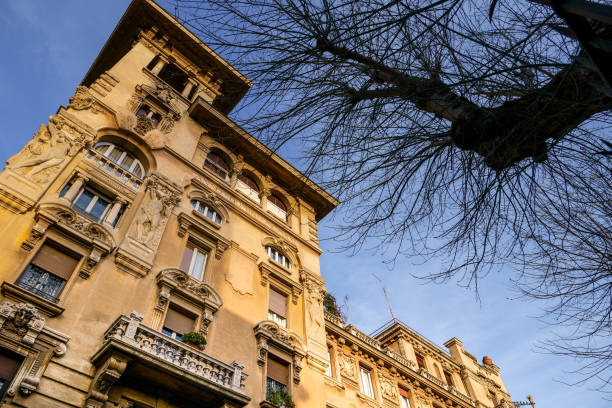słoneczna fasada bardzo kreatywnego budynku w dzielnicy coppedè w rzymie - balcony rome window ornate zdjęcia i obrazy z banku zdjęć