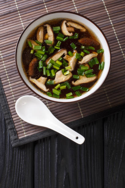 椎茸とネギを入れたベジタリアン味噌汁をボウルに入れてクローズアップ。縦方向の上部ビュー - edible mushroom shiitake mushroom fungus chinese cuisine ストックフォトと画像