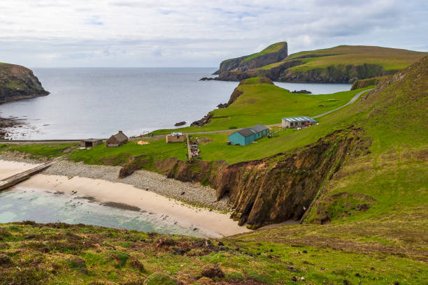 isola fiera nell'oceano atlantico - shetland islands foto e immagini stock