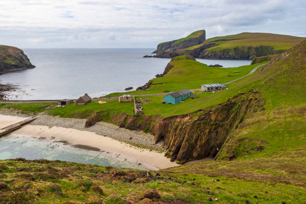 ярмарка острова в атлантическом океане - shetland islands стоковые фото и изображения