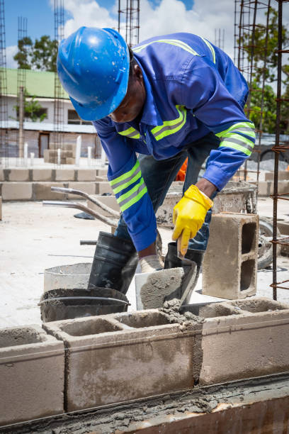 construction worker in mozambique - protective workwear bricklayer manual worker construction imagens e fotografias de stock