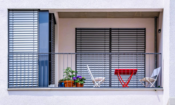 balcón en una fachada - plattenbau homes architectural detail architecture and buildings fotografías e imágenes de stock