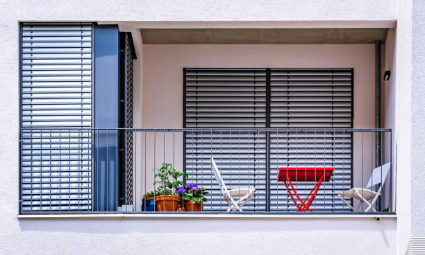 balcone su una facciata - plattenbau homes architectural detail architecture and buildings foto e immagini stock