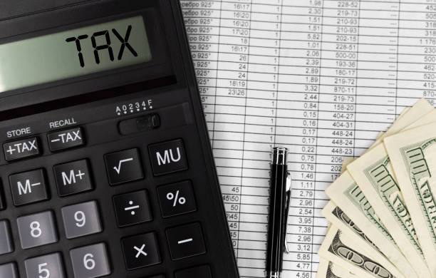 テキスト税の電卓。電卓、通貨、手形、ペン。ビジネス、金融の概念。トップビュー - tax collection ストックフォトと画像