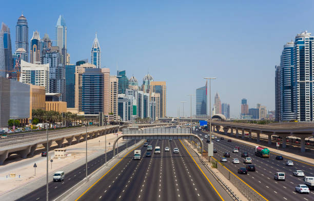 breite straße in dubai skyline, vereinigte arabische emirate - sheik zayed road fotos stock-fotos und bilder