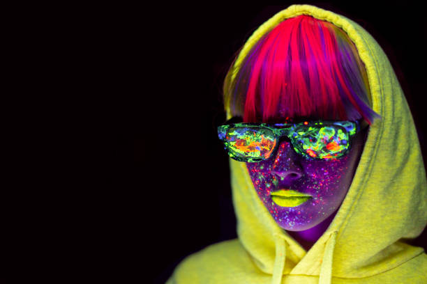 femme avec la poudre de maquillage de néon sur le visage et les vêtements, lunettes de soleil colorées - face powder photos photos et images de collection