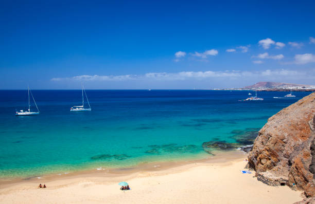 лансароте, пляжи с белым песком playas de papagayo - lanzarote bay canary islands beach стоковые фото и изображения