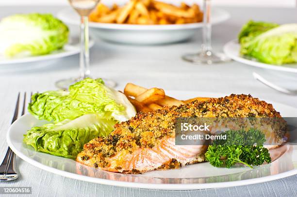 Fish And Chips Stockfoto und mehr Bilder von Lachs - Meeresfrüchte - Lachs - Meeresfrüchte, Gebackener Lachs, Gebäck