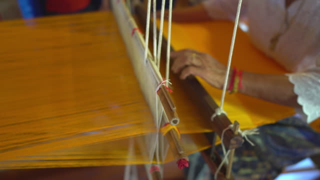Hand weaving cotton