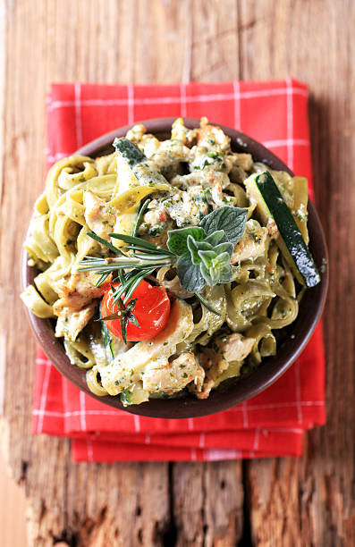 istock Spinach fettuccine with chicken 120605497