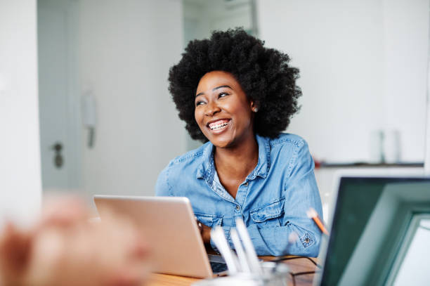 portrait jeune femme américaine africaine de femme souriant la salle de classe de bureau - african ethnicity women laptop computer photos et images de collection