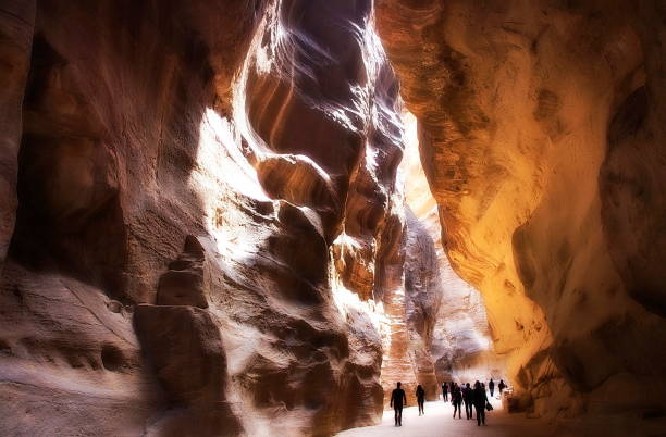 the magnificent rock formations of petra, jordan - textured stone desert majestic imagens e fotografias de stock