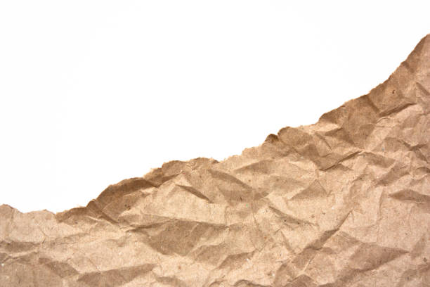 фрагмент скомканной бумаги ремесла изолированы на белом фоне, плоский лежал - brown paper paper crumpled brown стоковые фото и изображения
