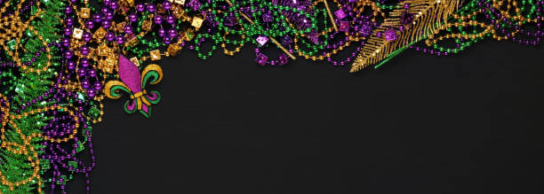 фиолетовый, золотой и зеленый марди гра бисер и украшения фон - mardi gras new orleans mask bead стоковые фото и изображения