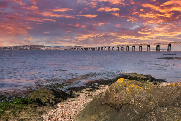 schöne tay railway bridge in dundee am ende des tages bei sonnenuntergang mit reflexionen vom himmel auf dem tay - crane shot stock-fotos und bilder