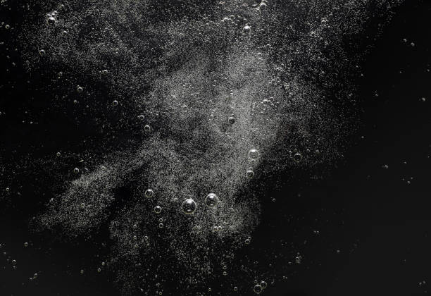 bolhas de ar no padrão de água ou textura em fundo preto - gaseificado - fotografias e filmes do acervo
