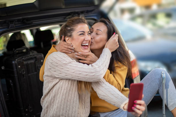 uma loira branca e sua namorada asiática vão viajar. - lesbian love sexual issues two people - fotografias e filmes do acervo