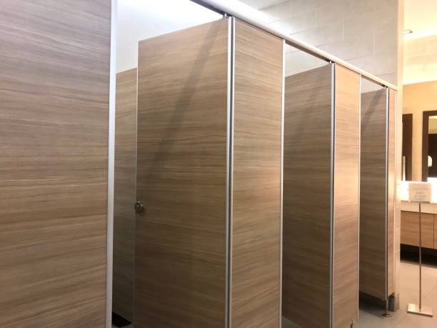 fila de baño público decorado con tabique de madera - bathroom contemporary office sparse fotografías e imágenes de stock