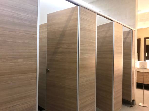 木製の仕切りで飾られた公衆トイレの列 - bathroom contemporary office sparse ストックフォトと画像