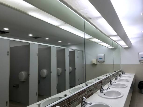 木製の仕切りで飾られた公衆トイレの列 - bathroom contemporary office sparse ストックフォトと画像