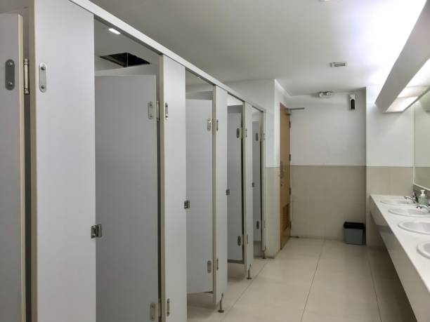 木製の仕切りで飾られた公衆トイレの列 - bathroom contemporary office sparse ストックフォトと画像