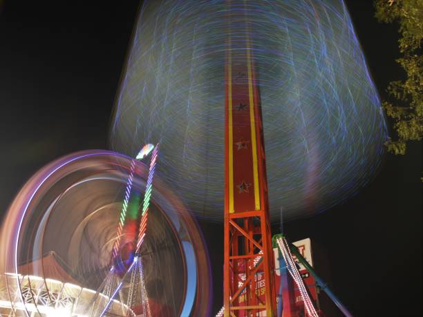 hyderabad numaish (mostra) - fotografia di esposizione notturna, telangana, india - ferris wheel wheel blurred motion amusement park foto e immagini stock