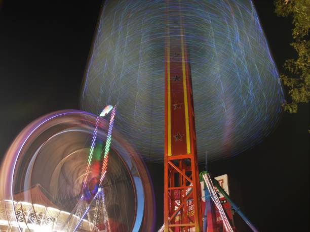 hyderabad numaish (exposição) - fotografia de longa exposição noturna, telangana, índia - ferris wheel wheel blurred motion amusement park - fotografias e filmes do acervo