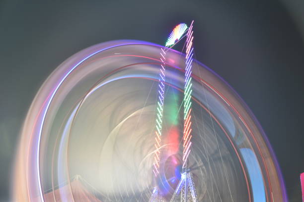 hyderabad numaish (exposição) - fotografia de longa exposição noturna, telangana, índia - ferris wheel wheel blurred motion amusement park - fotografias e filmes do acervo