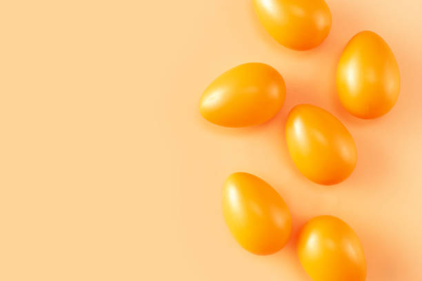 uova di pasqua arancioni brillanti che vedono la forma sopra su sfondo chiaro - breakfast easter yellow easter egg foto e immagini stock