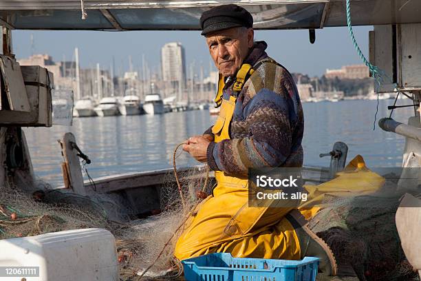 Velho Pescador - Fotografias de stock e mais imagens de Marselha - Marselha, Mercado - Espaço de Venda a Retalho, Tecido Impermeável