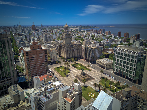 Vista aérea de Montevidéu, Uruguai. Plaza Independencia. Palacio Salvo. Aerial view of Montevideo, Uruguay. Plaza Independencia. Palacio Salvo. photo