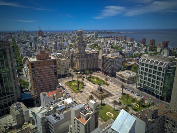 aerial view of montevidéu, uruguai. independence square. salvo palace. aerial view of montevideo, uruguay. independence square. salvo palace. - montevidéu imagens e fotografias de stock