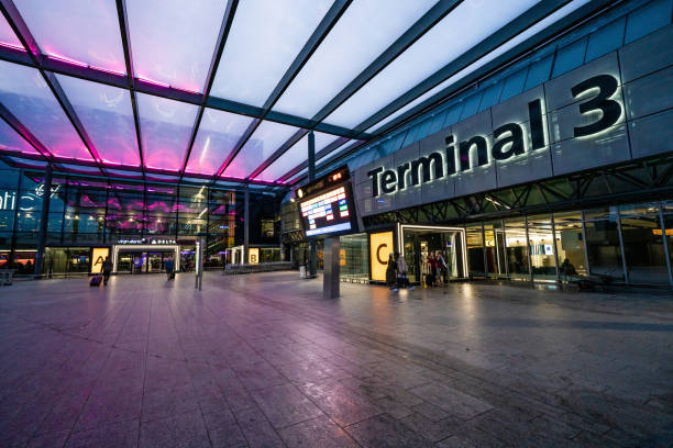 терминал аэропорта хитроу 3 - heathrow airport стоковые фото и изображения