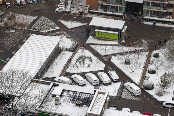 pekin scena śniegu miasta, dzielnica mieszkaniowa w dzielnicy chaoyang. - street snow urban scene residential district zdjęcia i obrazy z banku zdjęć