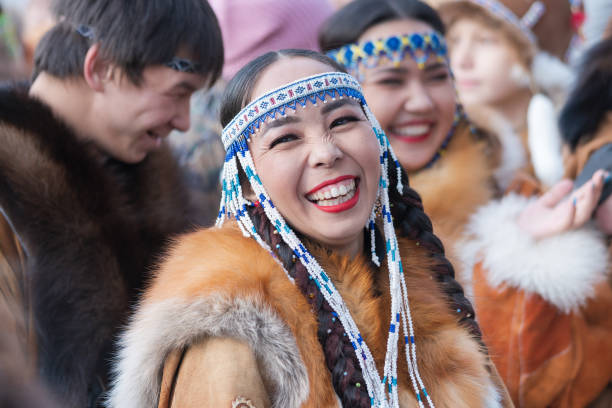 портретное выражение улыбающейся женщины в традиционной одежде коренных жителей полуострова камчатка. празднование коряка национальным � - people russia indigenous culture women стоковые фото и изображения