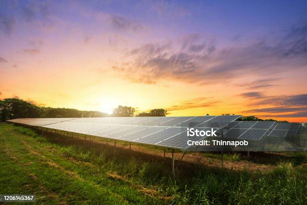 Zonnepaneel Op Dramatische Achtergrond Van De Zonsonderganghemel Alternatief Energieconcept Stockfoto en meer beelden van Zonne-energie