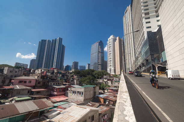 paesaggio urbano di makati e bgc: baraccopoli e grattacieli contrastano - manila apartment poverty slum foto e immagini stock