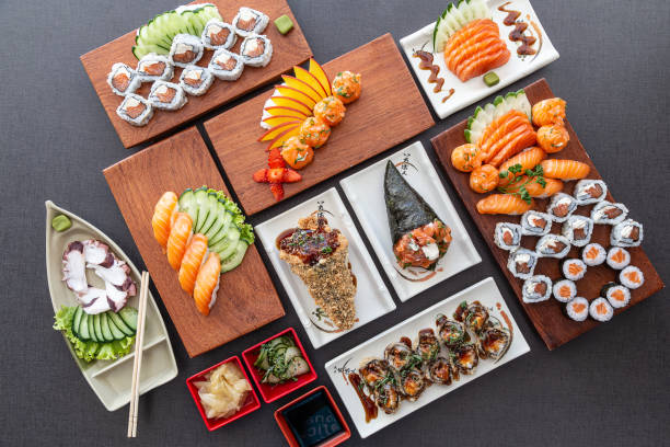 cucina giapponese - sushi sashimi nigiri salmon foto e immagini stock