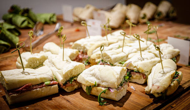 다양한 샌드위치와 랩, 훈제 고기, 로스트 비프, 채식 - tray sandwich wrap sandwich delicatessen 뉴스 사진 이미지