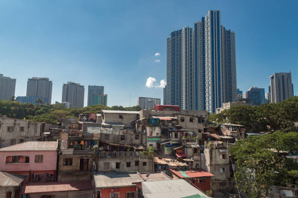 paesaggio urbano di makati e bgc: baraccopoli e grattacieli contrastano - manila apartment poverty slum foto e immagini stock