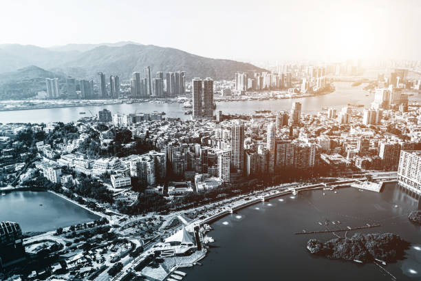 vue de drone de la ville de macao, chine - grand lisboa casino photos et images de collection