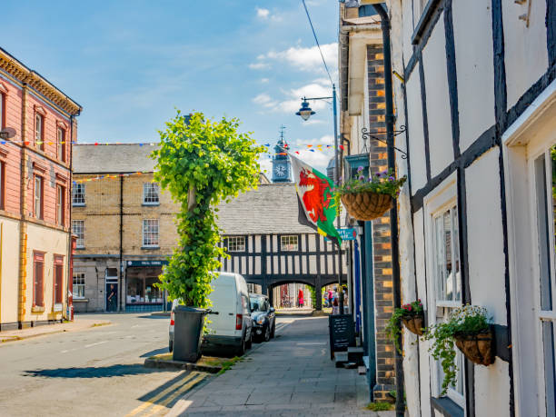 bandiera gallese sul lato di un caffè nella città gallese di llanidloes - wales town of wales welsh flag welsh culture foto e immagini stock