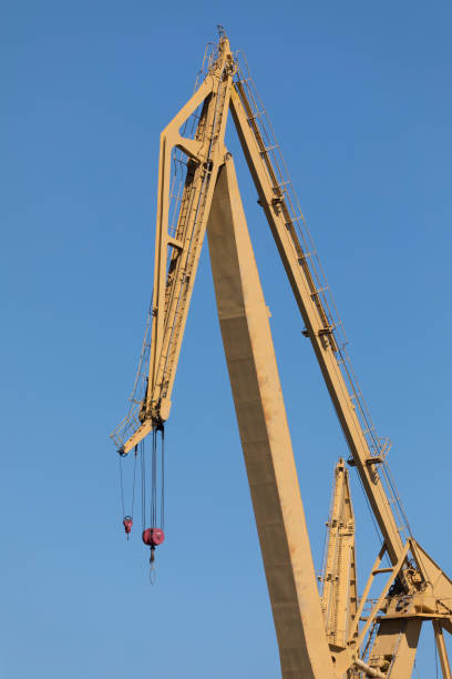 guindaste trabalhando no porto de cádiz, espanha - crane shipyard construction pulley - fotografias e filmes do acervo