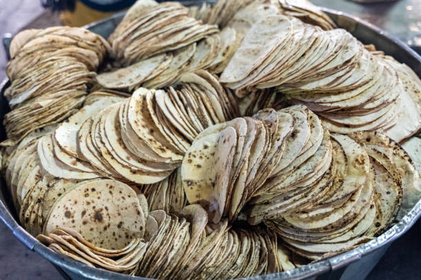 grande tigela de chapati - pão indiano tradicional no templo dourado (sri harmandir sahib) no langar (cozinha) - amristar - fotografias e filmes do acervo