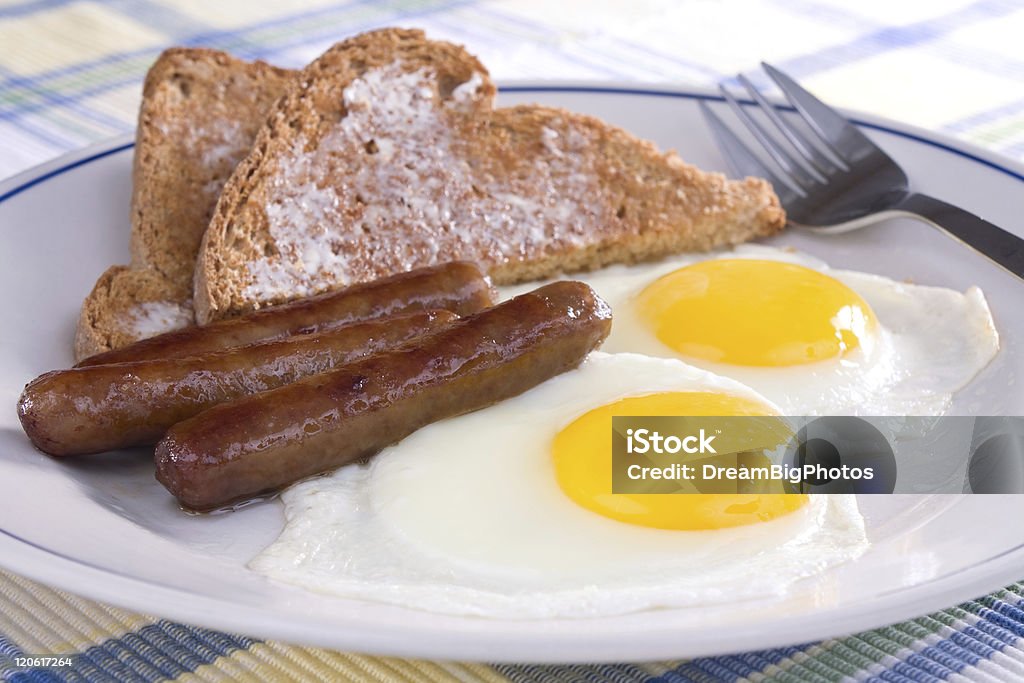 Salsiccia, uova, Toast - Foto stock royalty-free di Bianco