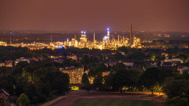 rungenberghalde, gelsenkirchen, renânia do norte-vedamiá, alemanha - factory night skyline sky - fotografias e filmes do acervo