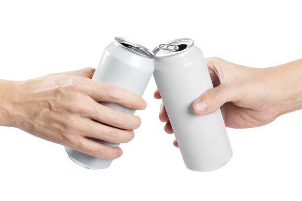 dwie ręce zaciskające puszki piwa na białym - drink energy drink can isolated zdjęcia i obrazy z banku zdjęć