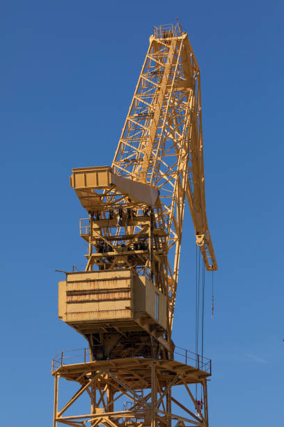 guindaste trabalhando no porto de cádiz, espanha - crane shipyard construction pulley - fotografias e filmes do acervo